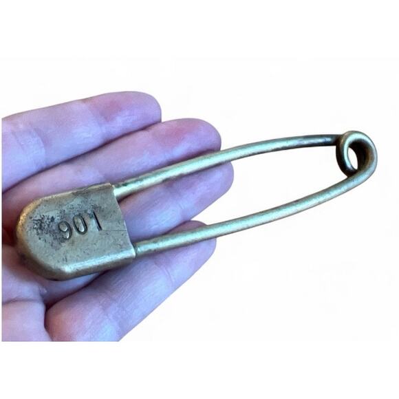 VTG Brass Military Laundry Blanket Pin Key Tag Heavy Duty 901 Historic Nostalgia - Picture 1 of 4